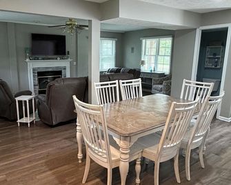 Peaceful Cabin on the Lake - Fremont - Dining room