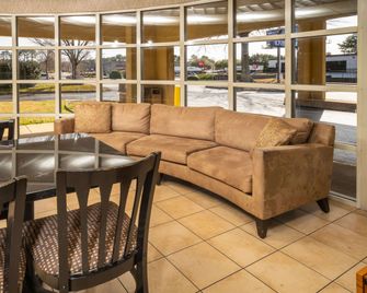 Days Inn by Wyndham Atlanta Stone Mountain - Stone Mountain - Лоббі