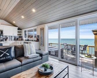 Beach, Hot Tub, Kayaks, Sunsets and Moon lit Lakehouse! - Leamington - Living room