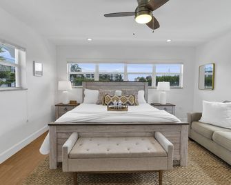 Boutique Hotel 2 Bed/1 Bath Townhome W/ Pool, Location! Walk To Beach/Nightlife - Deerfield Beach - Schlafzimmer