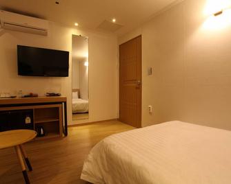 Hotel Violet - Goyang - Bedroom