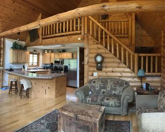 The Driftless Escape! Modern, large cabin/57 private acres in WI drift less area - Richland Center - Living room