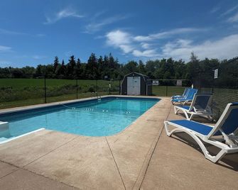 Silverwood Motel - Cavendish - Pool