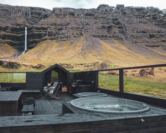 Waterfall Villa - Black Beach & Fjord Views - Djupivogur