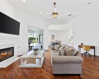 Dream house, with pool - Bakersfield - Living room