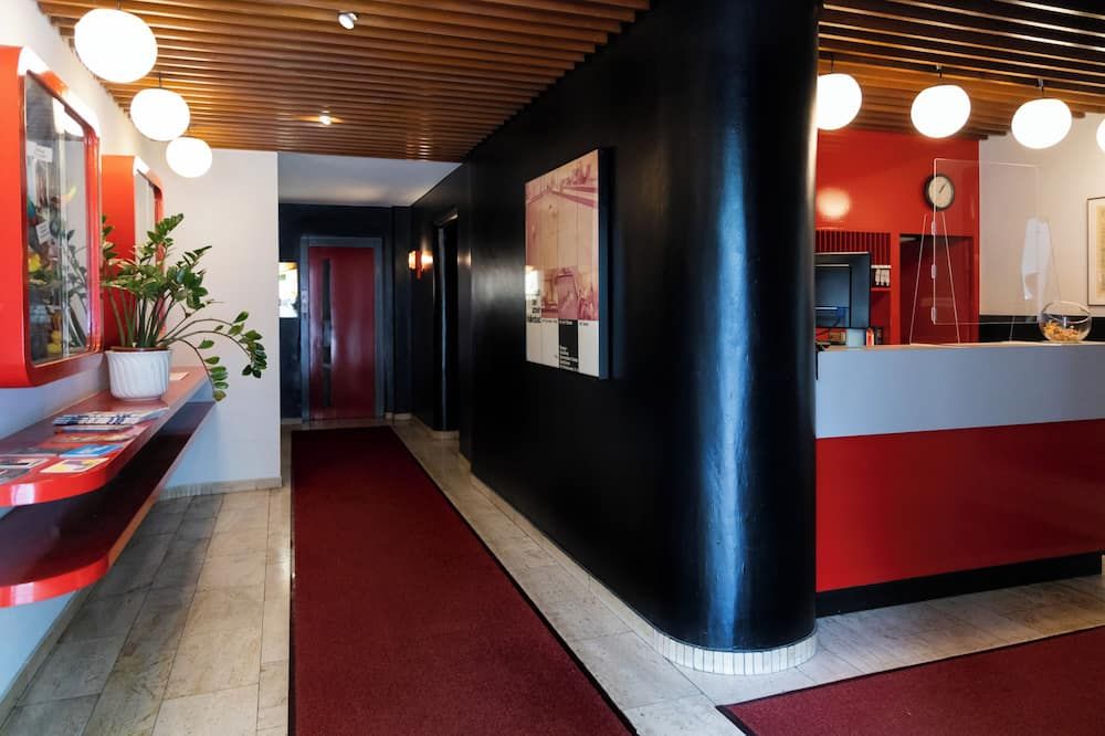 Hotel Meran Hallenbad & Sauna - זארבריקן - דלפק קבלה