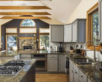Wonder Lodge: Stellar Views, Hot Tub, Luxe - Conifer - Kitchen