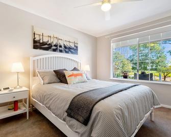 'In The Vines' Guest Cottage, Barossa Valley - Angaston - Bedroom