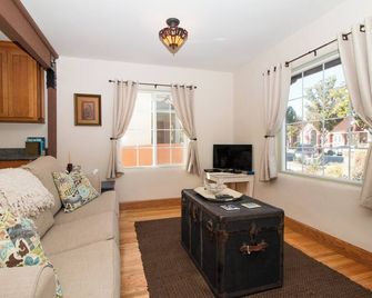 Casita Azul - historic duplex in the heart of downtown Paso Robles - Paso Robles - Living room