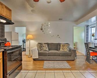 Urban Newark Apt, 1 MI To Prudential Center! - Newark - Wohnzimmer
