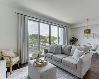 All-New, Waterfront Condo in Downtown Sarasota! - Sarasota - Huiskamer