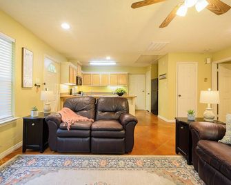 Woodside Guesthouse: A Haven in the Woods: Covered parking; Easy entry - Tomball - Sala de estar