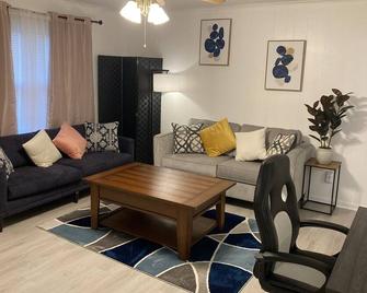 Comfortable and spacious apartment - Thomasville - Living room