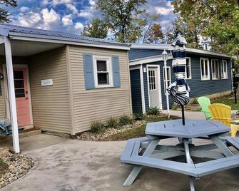 Kenzie's Sandcastle is a cozy 1 bedroom cottage with a partial lake view. - Geneva - Patio