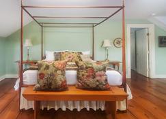 The Old Orchard Home is surrounded by a small apple orchard, large meadows, and a private pond - Brandon - Bedroom