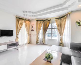 OYO 926 Sydney Resort - Suphan Buri - Sala de estar