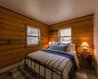 Beautifully Remodeled Cabin tucked away in the wonderful Spring Creek Area! - Almont - Habitación