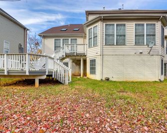 Pet-Friendly Lanham Getaway w/ Community Pool! - Lanham - Building