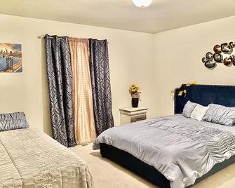 Charming two-story, garage, PLUS foreign car rental! Lodging & Transportation!! - Fountain - Habitación