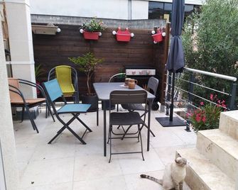 Chambre César B&B- au 1er - Villa Chaumonty - Périgueux - Patio