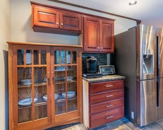 Waterfront w/ Kayaks, Paddleboards and a Hot Tub - Tupper Lake - Cocina