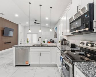 Hard Rock Luxury Home - Tampa - Kitchen