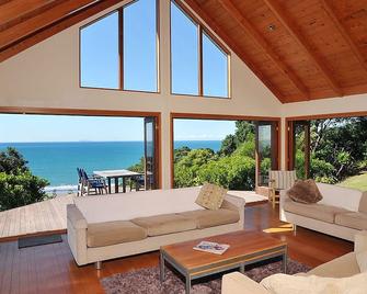 Secluded hilltop home with stunning beach views - Opotiki - Living room