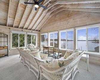 Lake Beulah - Lake Front Property Getaway! - Mukwonago - Living room