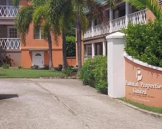 Beautiful island getaway, close proximity to popular beaches and historic site B - Camps