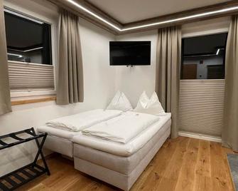 Pension und Apartment Edelweiß - הייליגנבלוט - חדר שינה