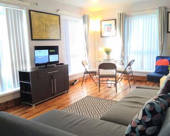 Perfect Central City Location - Parking - 3 Beds - 2 Bedrooms - Belfast - Sala de estar