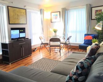 Perfect City Center Location, Parking, 4 Beds - Belfast - Wohnzimmer
