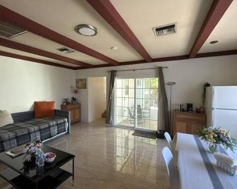Hot jacuzzi, near LA! Lovely, quiet home! - Alhambra - Living room