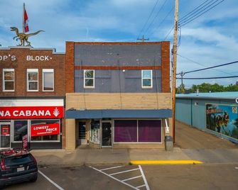 The Mango | Vibrant Oasis |Sleeps 4 | Downtown Fun - Drumheller - Building