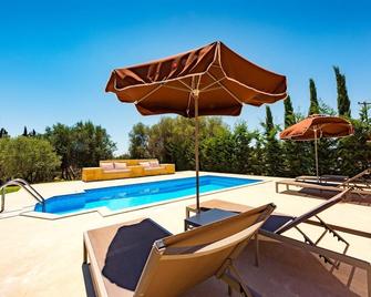 Sotiris villas - Svoronata - Basen