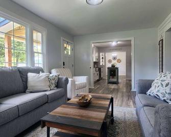 Charming 3-bedroom house with AC and WiFi in Grand Rivers. - Grand Rivers - Sala de estar