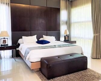 4 BR Mountain View Villa with a private pool 1 - Bandung - Sypialnia