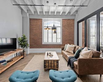 Luxurious Woolstore Living! ~Teneriffe - Brisbane - Living room