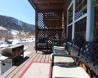 In Town Riverfront! - Red River - Balcony