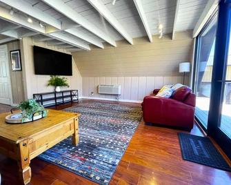 Summer Dates available! Boat Slip@sulphur1mi lake\n\n - Burkesville - Living room