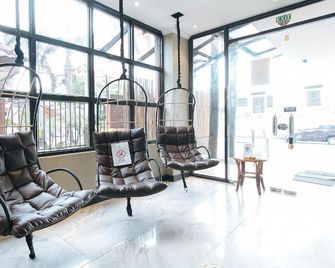 RedDoorz Plus near Bamboo Organ Las Piñas - Las Piñas - Lobby
