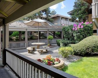Your Bellevue Escape Awaits! Pet-friendly Accommodation with Complimentary BFast - Beaux Arts Village - Patio