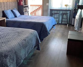 Parkway Yellowstone Guest House Room #1 - Gardiner - Bedroom