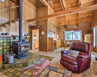 Bear Valley Cabin - Ski to XC Trails! - Bear Valley Ski Area - Living room