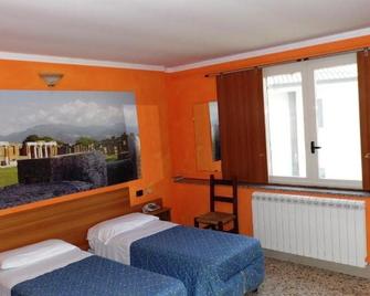 Hotel Rosso Di Sera - Pietramelara - Habitación
