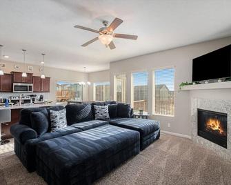Stylish Retreat Master Suite - Omaha - Living room