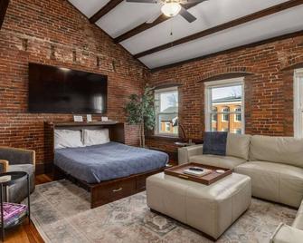 City Loft Group Getaway King Downtown Location - Newburyport - Living room