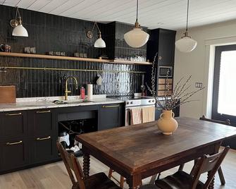 Cozy 1 bedroom suite located close to town and Cowichan Lake. - Lake Cowichan - Kitchen