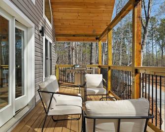Cozy 4-bedroom cabin with AC, WiFi in Lake Hartwell - Near Clemson - Westminster - Balcony