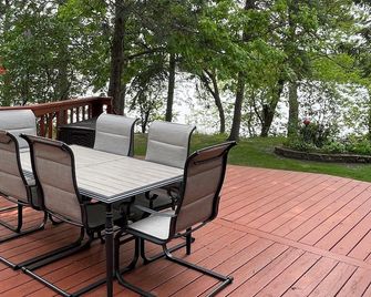 Nestled in the Whistling Pines Charming 2 bedroom cabin sleeps 6 in Grand Rapids - Grand Rapids - Patio